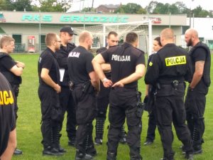 POLICJANCI NPP ĆWICZYLI NA GRODZIECKIM STADIONIE