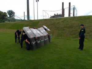 POLICJANCI NPP ĆWICZYLI NA GRODZIECKIM STADIONIE