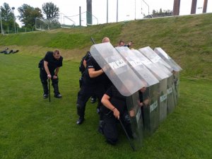 POLICJANCI NPP ĆWICZYLI NA GRODZIECKIM STADIONIE