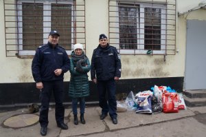 Będzińscy stróże prawa pomagają bezdomnym czworonogom