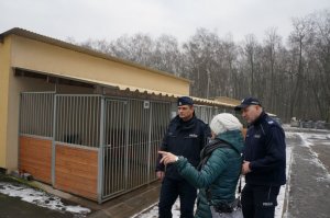 Będzińscy stróże prawa pomagają bezdomnym czworonogom