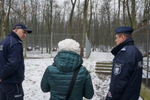 Będzińscy stróże prawa pomagają bezdomnym czworonogom