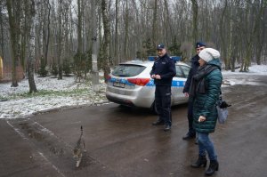 Będzińscy stróże prawa pomagają bezdomnym czworonogom