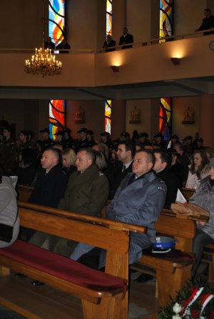 Komendant Powiatowy Policji siedzący w ławce kościelnej