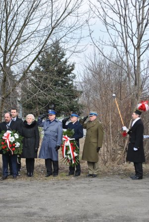 Delegacja służb mundurowych z kwiatami