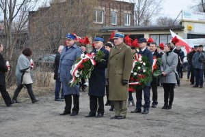 Delegacja służb mundurowych z kwiatami