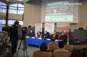 Zdjęcia z konferencji inaugurującej projekt profilaktyczny „Cyberprzestrzeń-współczesne zagrożenia”