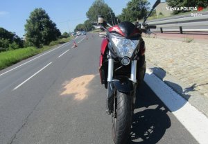 Czerwony motocykl stojący na drodze