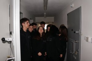 Licealiści zwiedzają pomieszczenia dla osób zatrzymanych