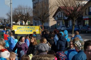 Grupa osób przed budynkiem szkoły