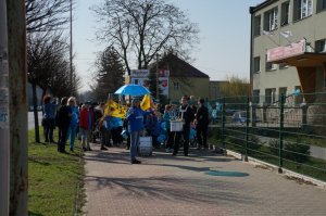 Uczestnicy przemarszu tworzą kolumnę marszową