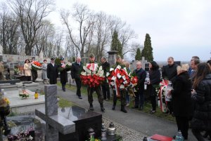 Delegacja służb mundurowych na cmentarzu