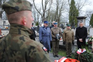 Składania wiązanek na grobie posła Grzegorza Dolniaka