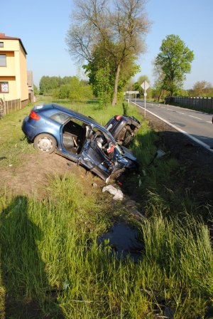 Rozbite audi a3 leżące w rowie