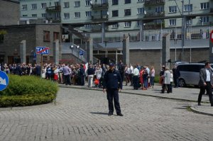 Umundurowany policjant stojący na Placu Kolei Warszawsko - Wiedeńskiej