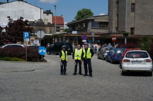 Umundurowani policjanci ruchu drogowego stojący na Placu Kolei Warszawsko - Wiedeńskiej