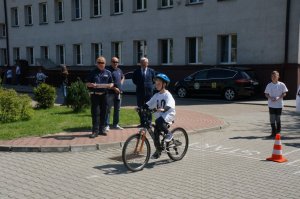 Policjant ruchu drogowego z uczestnikiem finału jadącym na rowerze