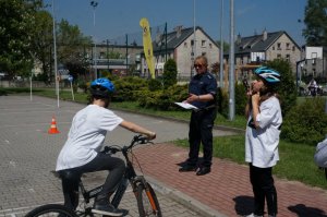 Policjantka ruchu drogowego z parą uczestników finału