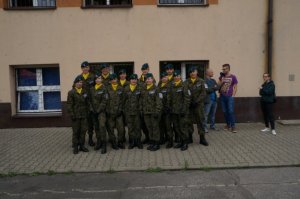 Grupa młodzieży z klasy o profilu wojskowym