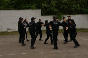 Grupa młodzieży z klasy o profilu policyjnym w trakcie tańca