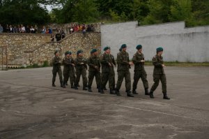 Grupa młodzieży z klasy o profilu wojskowym maszeruje na placu