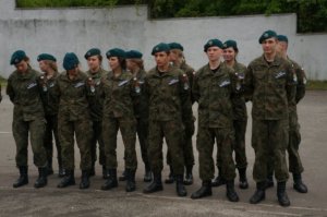 Grupa młodzieży z klasy o profilu wojskowym stoi w dwuszeregu