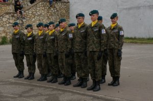 Grupa młodzieży z klasy o profilu wojskowym stoi w dwuszeregu