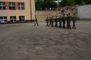 Grupa młodzieży z klasy o profilu wojskowym maszeruje