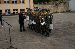 Wręczenie medali i dyplomów młodzieży z klasy wojskowej