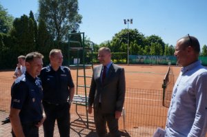 Organizatorzy turnieju tenisa ziemnego od lewej Zastępca Naczelnika Wydziału Doboru i Szkolenia, Komendant Powiatowy Policji w Będzinie oraz Pełnomocnik Prezydenta Miasta Będzina