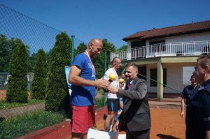 Organizatorzy wręczają medal za zajęcie II miejsca