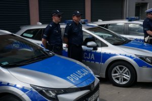 Policjanci obok nowego radiowozu