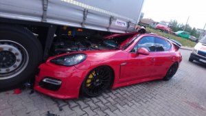 Groźny wypadek na DK 86 w rejonie Podwarpia z udziałem porsche panamera