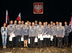 Grupa policjantów na scenie