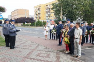 Rodzina śp. sierż. Grzegorza Załogi z wiązanką kwiatów