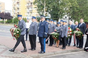 Komendant Wojewódzki Policji i Komendant Powiatowy Policji skłądają kwiaty pod obeliskiem