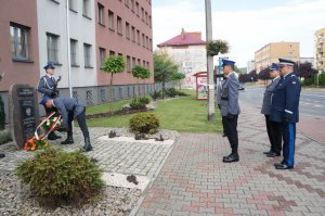 Kierownictwo Policji składa wieniec