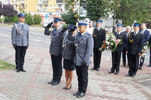 Policjanci składają wiązankę kwiatów