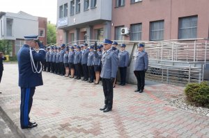 Dodódca uroczystości składa meldunek Komendantowi Wojewódzkiemu Policji w Katowicach