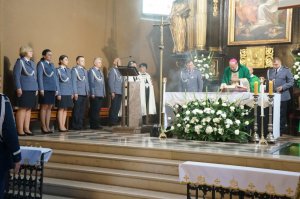 Widok na ołtarz kościoła z uczestnikami Mszy Św.