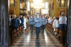 Kompania Reprezentacyjna Policji opuszczająca kościół