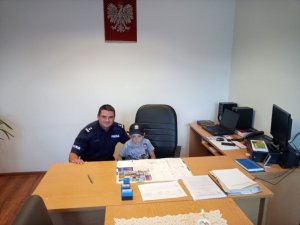 Kuba wraz z Pierwszym Zastępcą Komendanta Powiatowego Policji w Będzinie mł. insp. mgr Pawłem FRYC