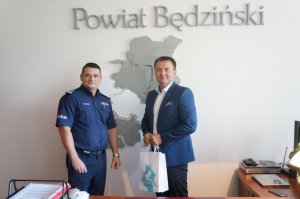 Pierwszy Zastępca Komendanta Powiatowego Policji
w Będzinie mł. insp.  Paweł FRYC wraz ze Starostą Powiatowym w Będzinie Sebastianem Szaleniec