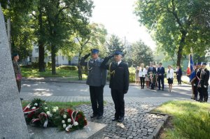 Komendant Komendy Powiatowej Policji w Będzinie wraz z Komendantem Straży Pożarnej w Będzinie oddający honor przed pomnikiem