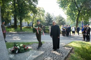 Pierwszy Zastępca Komendanta Policji w Będzinie wraz z Komendantem Straży Pożarnej składający wieniec