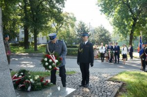 Pierwszy Zastępca Komendanta Policji w Będzinie wraz z Komendantem Straży Pożarnej składający wieniec