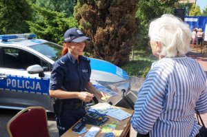 Policjantka rozmawia z uczestnikiem festynu