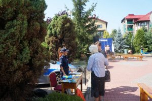 Policjantka rozmawia z uczestnikiem festynu