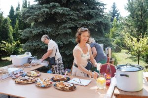 Uczestnicy festynu przygotowują poczęstunek