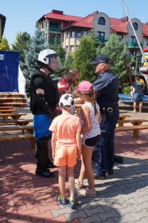 Policjant ze uczestnikami festynu